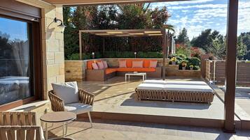 Luxe villa, 3 slaapkamers, uitzicht op zwembad | Terras