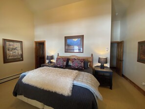 3 bedrooms, free WiFi, bed sheets - Getaway in CB @ this 3 bedroom Treasury Point Condo, Best Views! Common Hot Tub  (Mount Crested Butte)