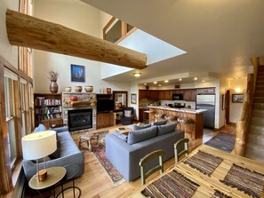 Televisio, takka, DVD-soitin, kirjoja