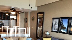 Un salon comprenant deux canapés, une table basse et un coin repas avec des chaises et une table.