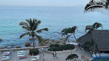 Una piscina al aire libre, una piscina climatizada
