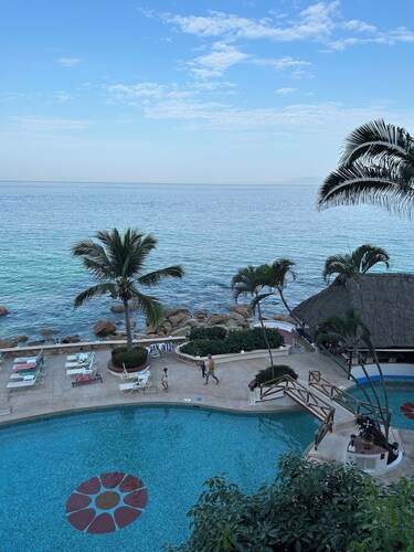 Puerto Vallarta Beachfront Condo- great Oceanview, White sand Beaches, AC, Pool