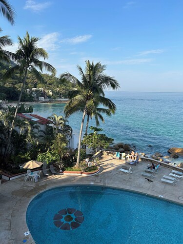 Puerto Vallarta Beachfront Condo- great Oceanview, White sand Beaches, AC, Pool