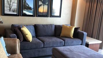 Una Smart TV, un reproductor de DVD, una mesa de tenis de mesa, libros