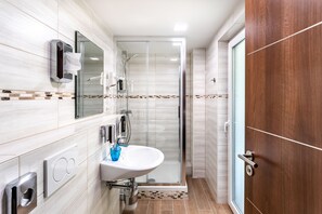 Superior Single Room | Bathroom | Shower, hair dryer, towels - Aspire Castillo Reutlingen, Trademark Collection by Wyndham (Reutlingen)
