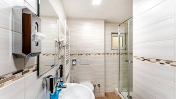 Standard Triple Room | Bathroom | Shower, hair dryer, towels