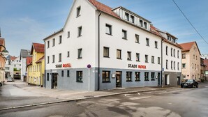 Monikerroksinen hotelli, jonka julkisivu on valkoinen ja katto punatiilinen.