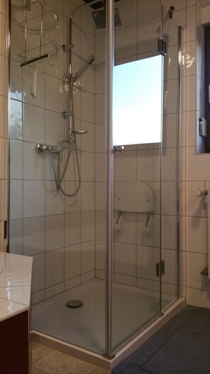 Bañera, secador de pelo, toallas y jabón