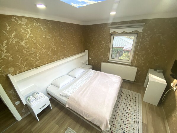 Comfort Triple Room, 1 Bedroom, Lanai, Garden View | In-room safe, desk, laptop workspace, free WiFi