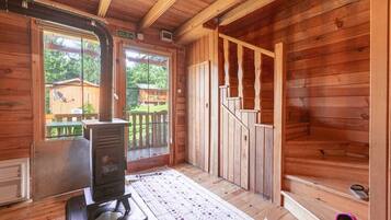 Bungalow (2 Floors ) | 1 makuuhuone, tallelokero huoneessa, työpöytä