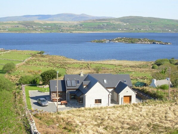 Exterior - 5* holiday home overlooking Lough Currane Free Wifi Near Hogs Head Golf Course (Waterville)