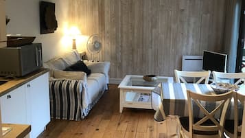 Una televisión, un reproductor de DVD, un reproductor estéreo