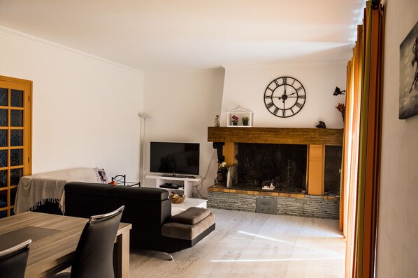 Smart TV, fireplace, table football, ping pong