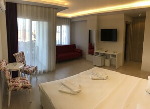 Phòng Deluxe, quang cảnh biển | Bộ đồ giường cao cấp, bàn, màn/rèm cản sáng, phòng cách âm 