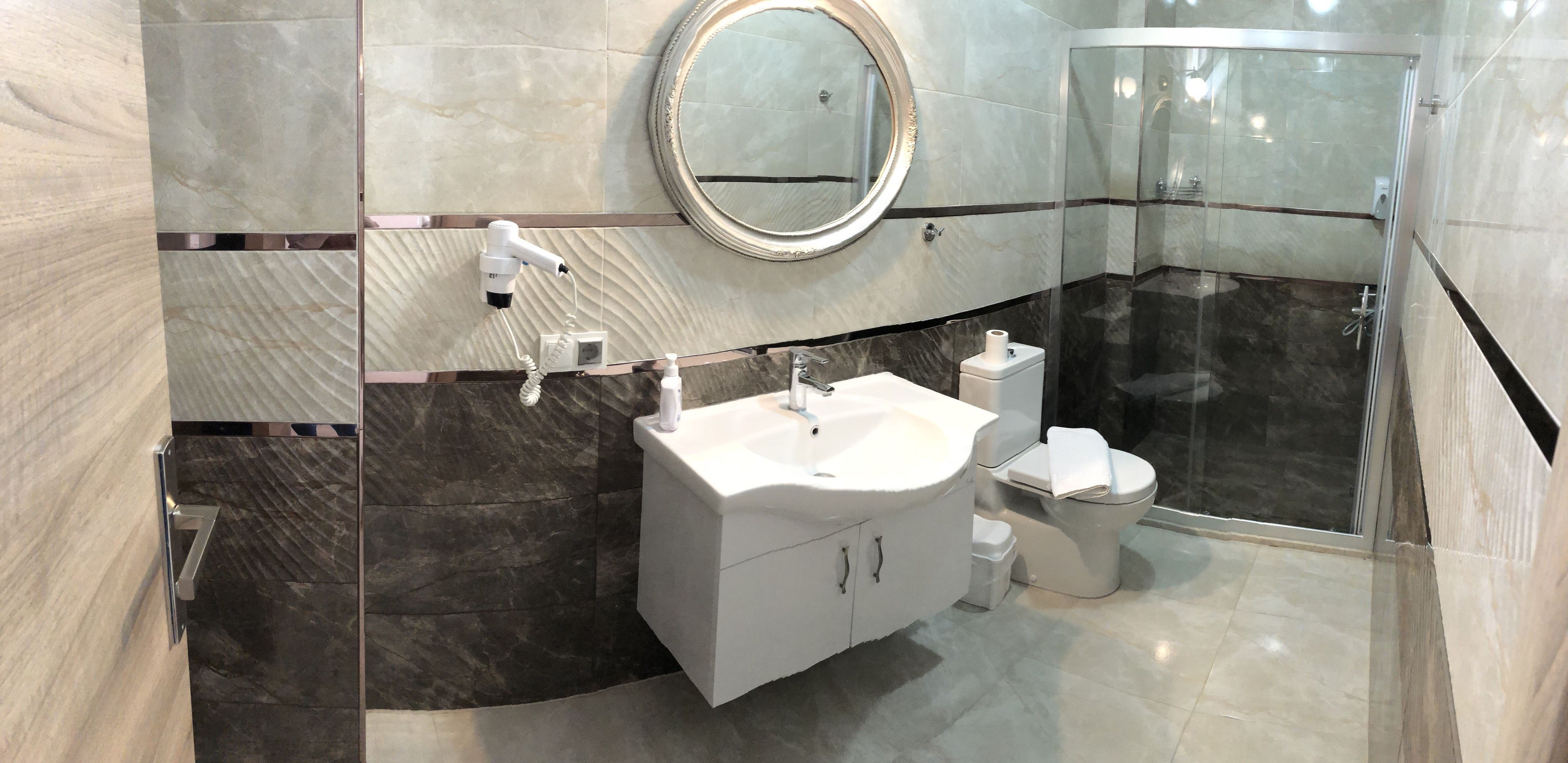 deluxe room, mountain view | bathroom | shower, rainfall showerhead, hair dryer, slippers