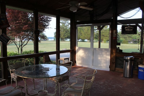 Lakefront, large yard, close to Chattanooga, 9 beds, private dock, pets ok 