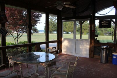 Lakefront, large yard, close to Chattanooga, 9 beds, private dock, pets ok 