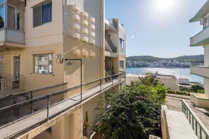 Property grounds - Bay View Apt. - Lovely terrace, enjoying great views in a quiet area. (St Paul's Bay)