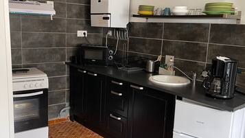 Réfrigérateur, micro-ondes, four, plaque de cuisson