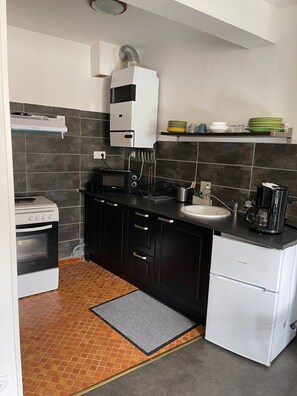 Kühlschrank, Mikrowelle, Ofen, Herdplatte