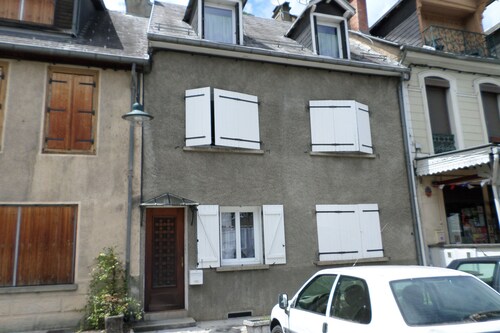 Large T2 45 m², 3 people, Ideally located 250m from the station!