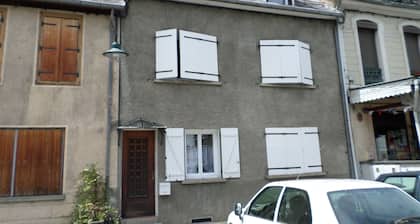 Large T2 45 m², 3 people, Ideally located 250m from the station!