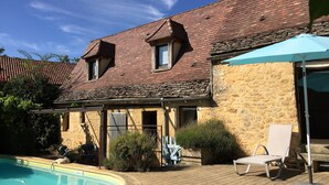 A traditional stone building with a tiled roof, a swimming pool, and outdoor seating. - Authentic House of charm 4 stars magnificent view on castles (Beynac-Et-Cazenac)