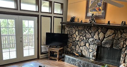 Newly remodeled 2 bedroom, 2 bathroom condo with fantastic Mountain Viewâs