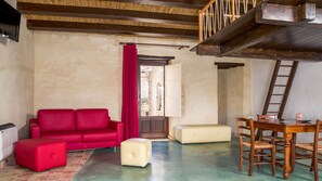 อพาร์ทเมนท์, เตียงควีนไซส์ 1 เตียง และโซฟาเบด, ห้องครัว (Diodoro Siculo) | บริเวณนั่งเล่น | ทีวีจอแอลซีดี