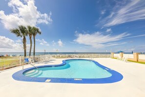 Pool - Unbelievable Views!! Newly remodeled condo, Beachfront in fantastic location! (Orange Beach)
