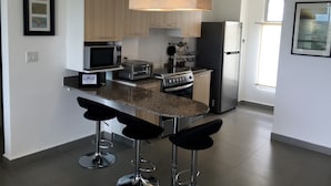 Kaffetrakter/tekoker, kjøleskap, mikrobølgeovn og ovn