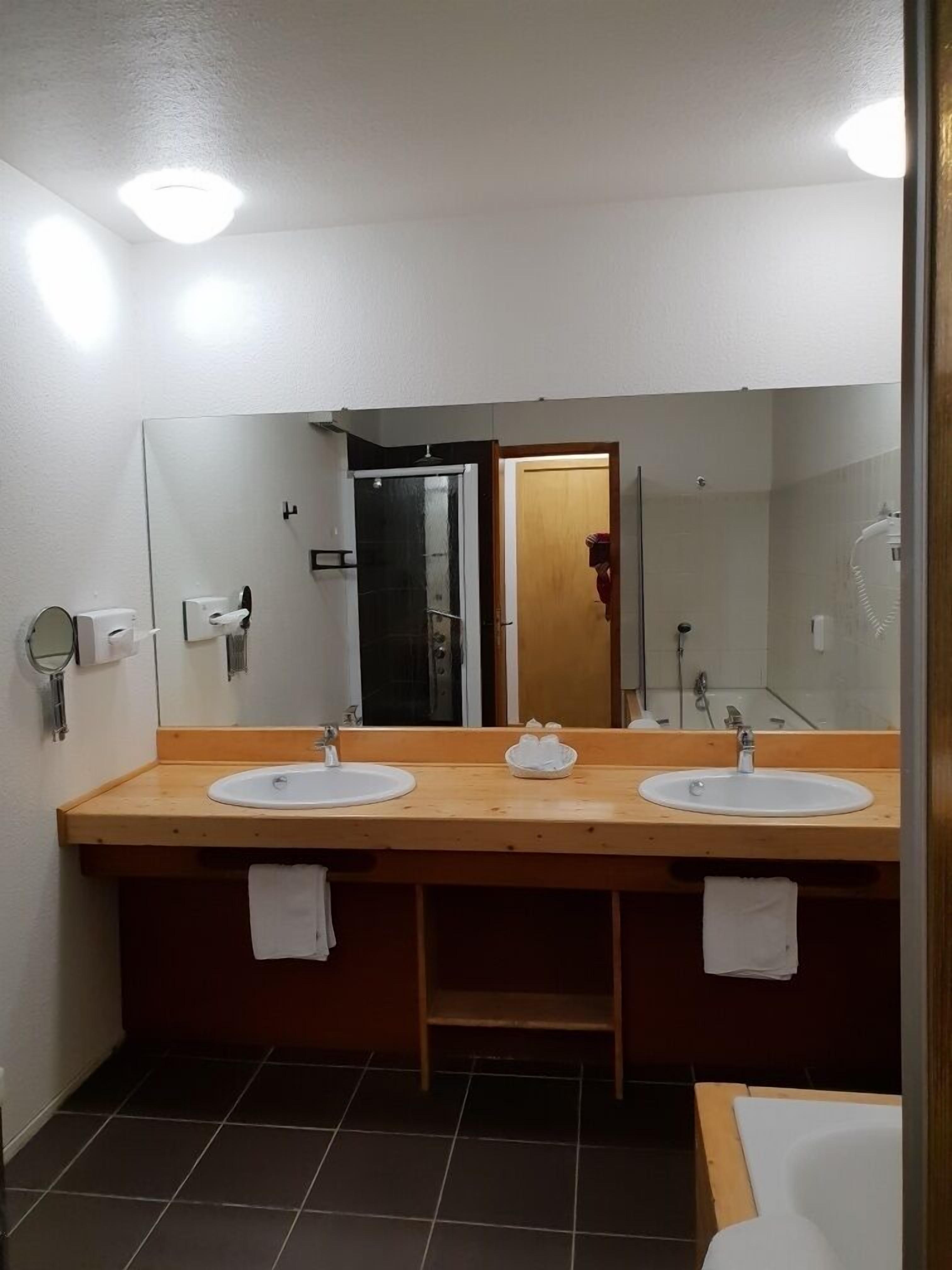 room (château) | bathroom sink