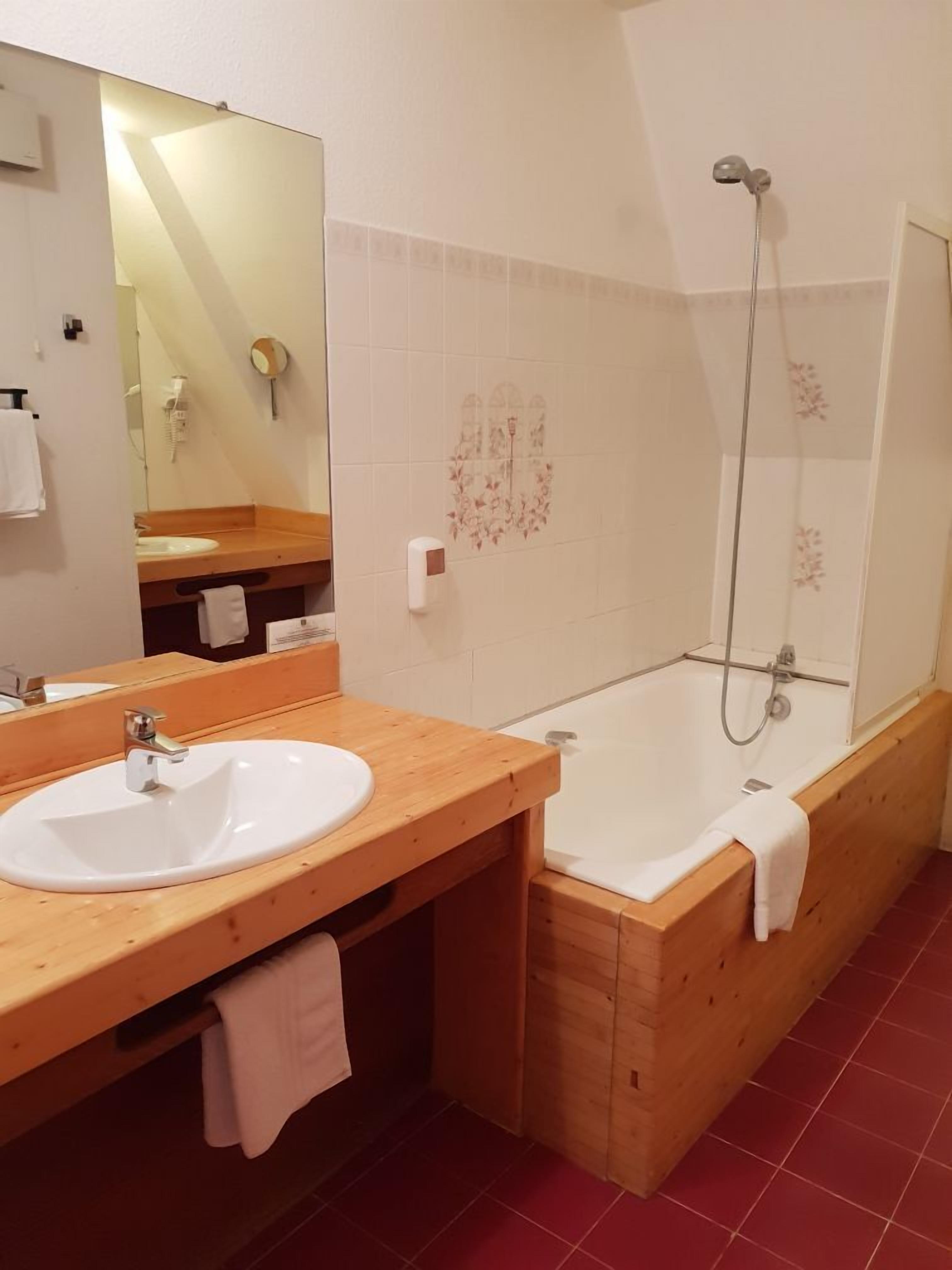 room (château) | bathroom | free toiletries, hair dryer, towels