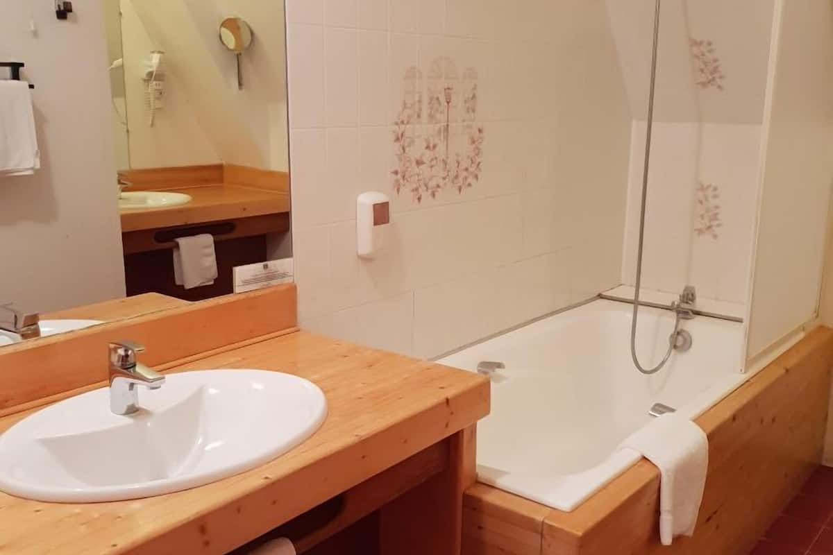 room (château) | bathroom | free toiletries, hair dryer, towels