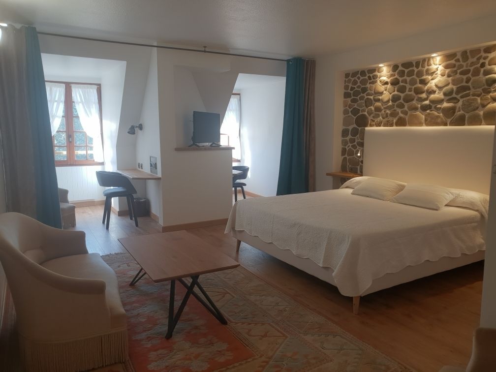 room (château) | in-room safe, individually decorated, individually furnished, desk