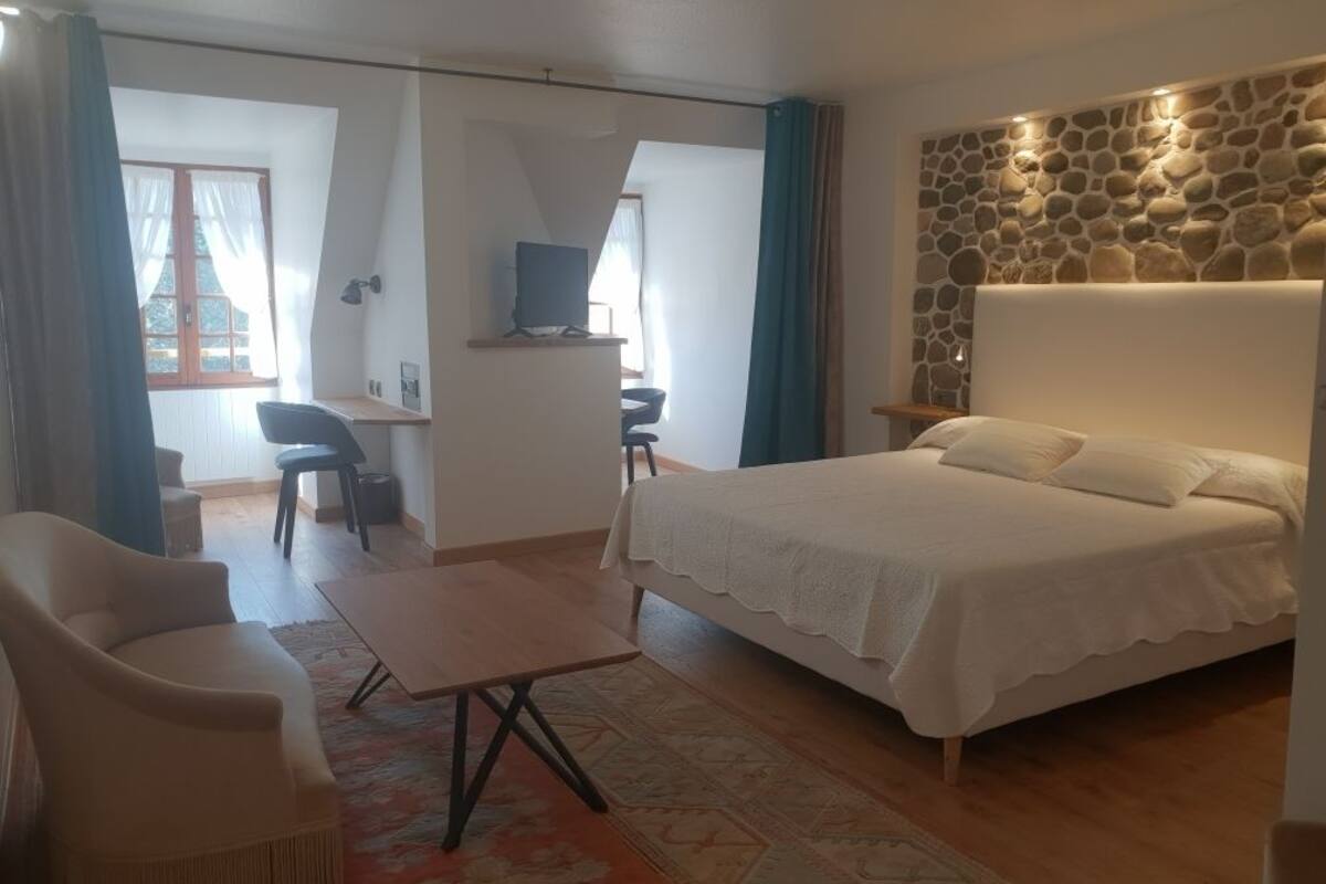 room (château) | in-room safe, individually decorated, individually furnished, desk