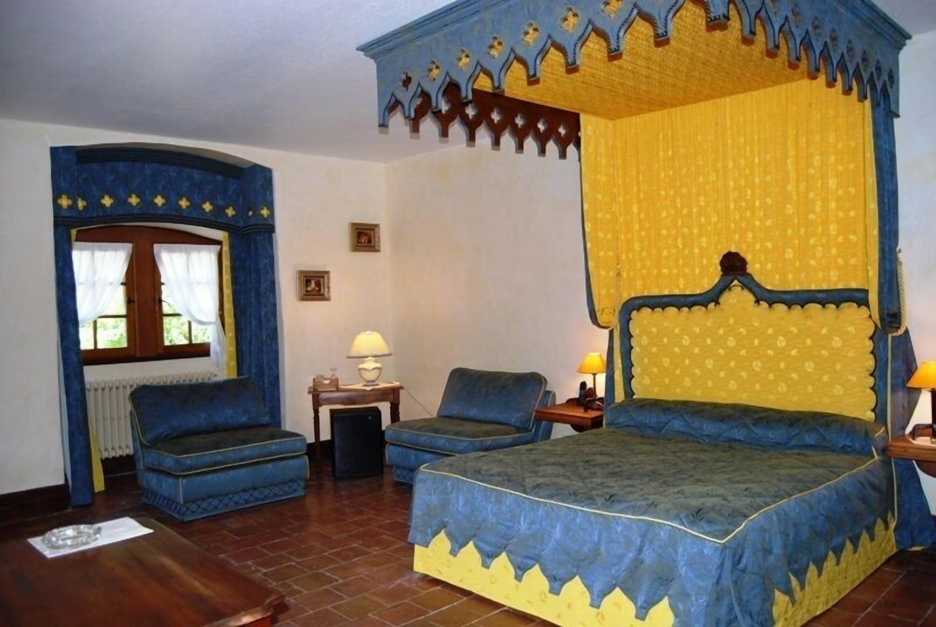 suite (de la tour) | in-room safe, individually decorated, individually furnished, desk