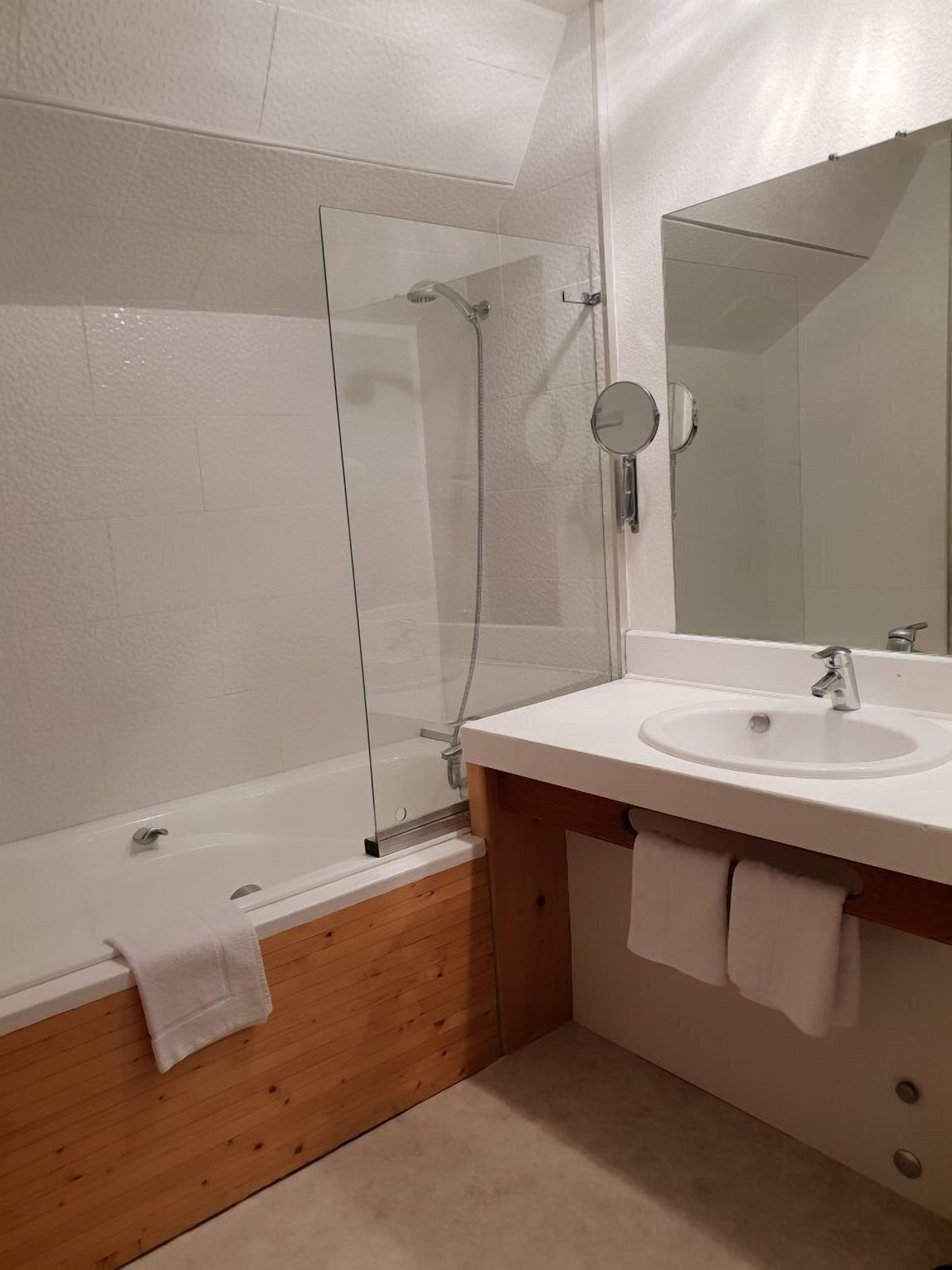 room (château) | bathroom | free toiletries, hair dryer, towels