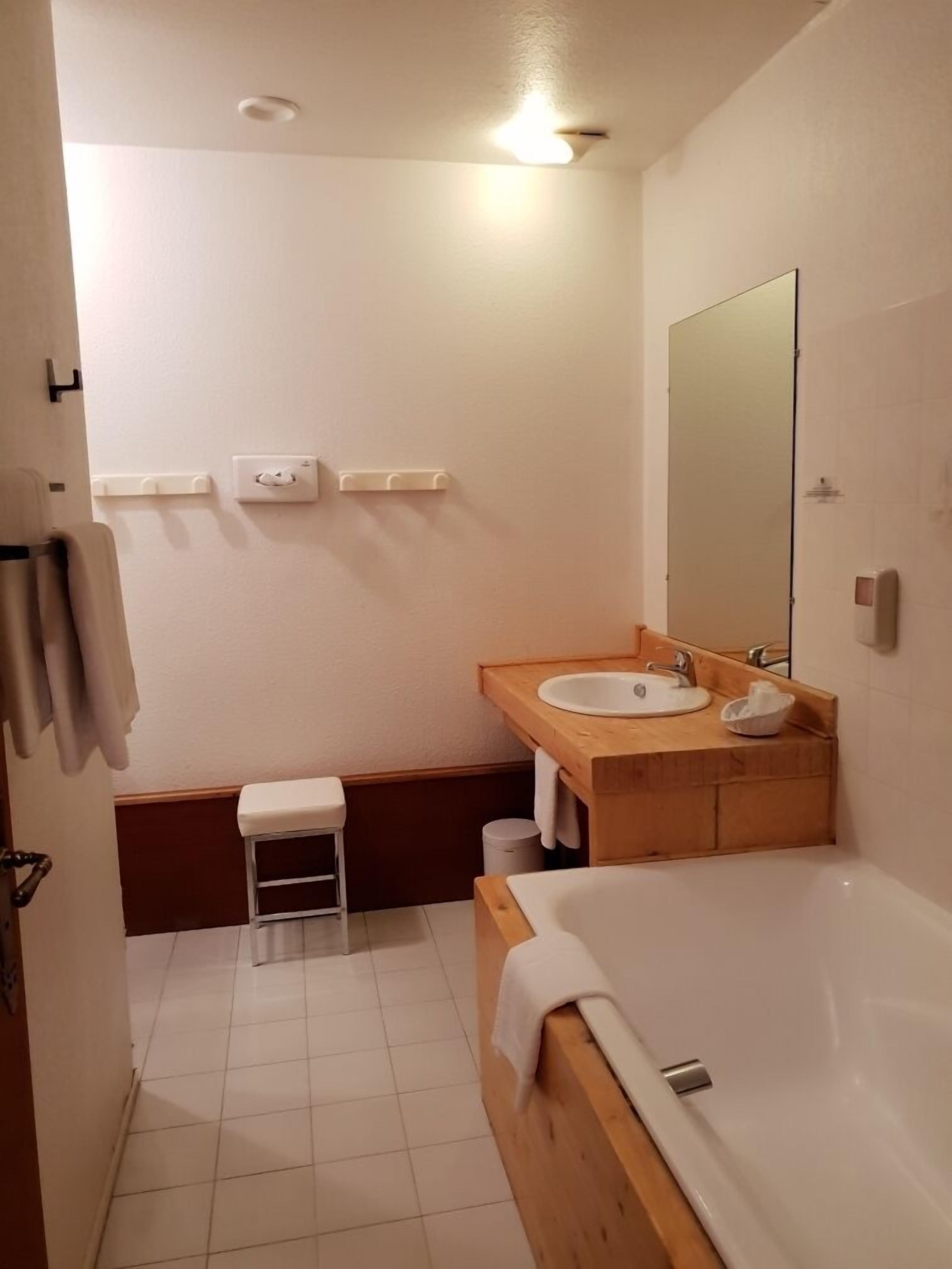 room (château) | bathroom | free toiletries, hair dryer, towels