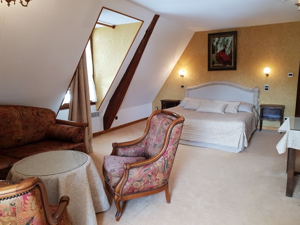 room (château) | in-room safe, individually decorated, individually furnished, desk