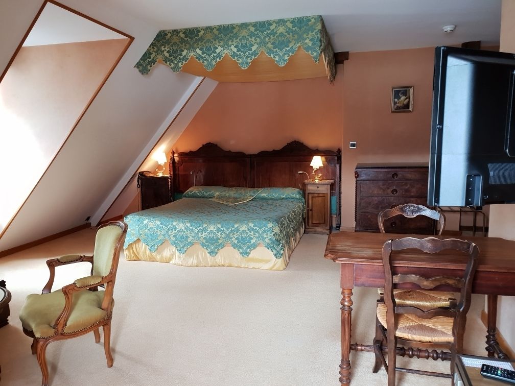 room (château) | in-room safe, individually decorated, individually furnished, desk