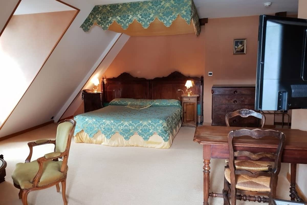 room (château) | in-room safe, individually decorated, individually furnished, desk