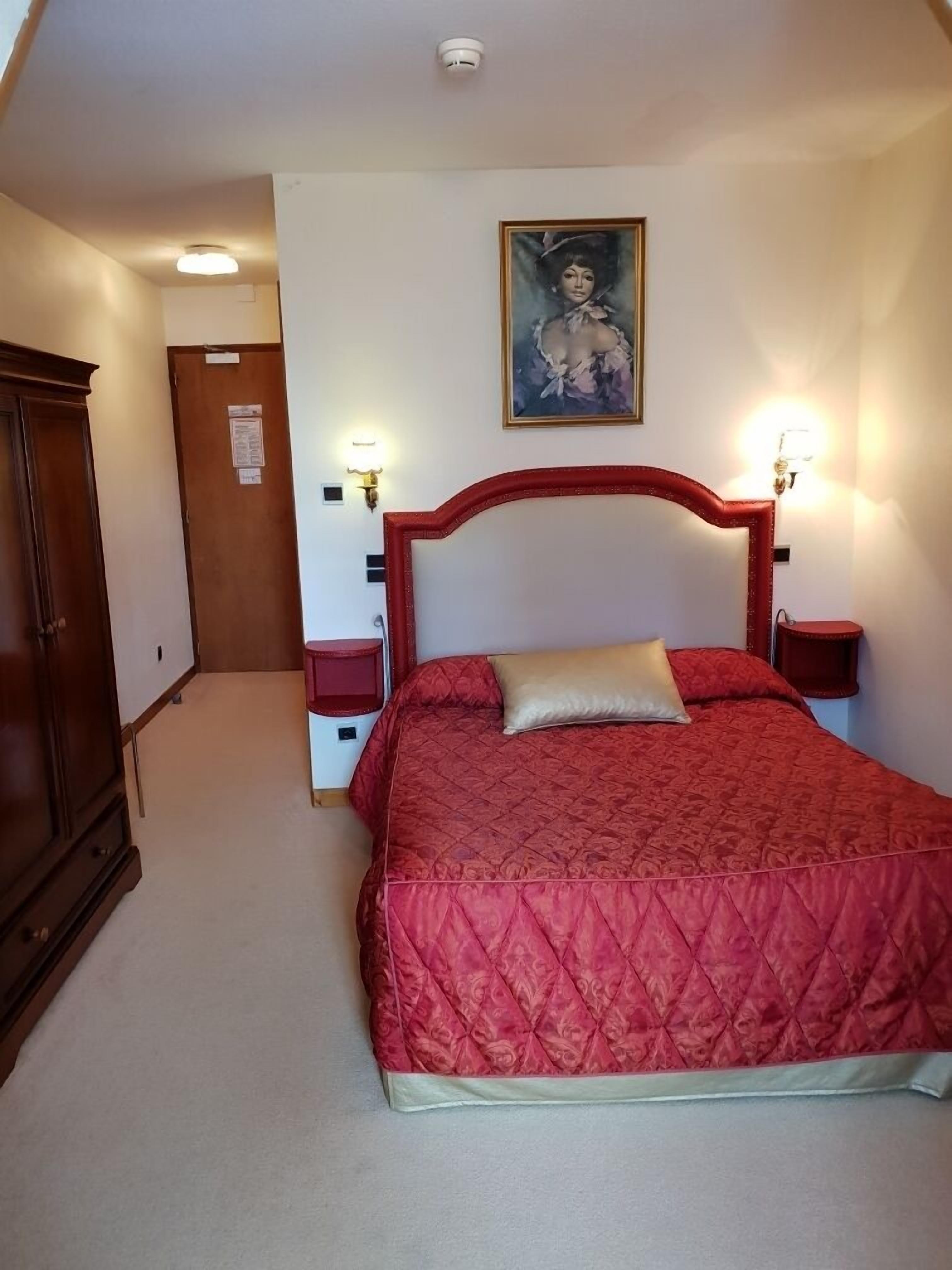 comfort double or twin room | in-room safe, individually decorated, individually furnished, desk