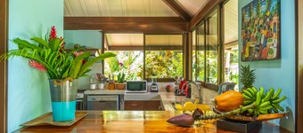 300 m fra stranden, havutsikt luksuriøs eiendom med basseng i jungelen. 