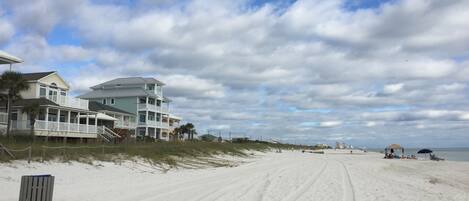 Plage, chaises longues