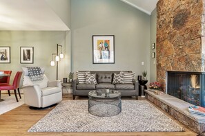 Smart TV, chimenea, libros y estéreo 