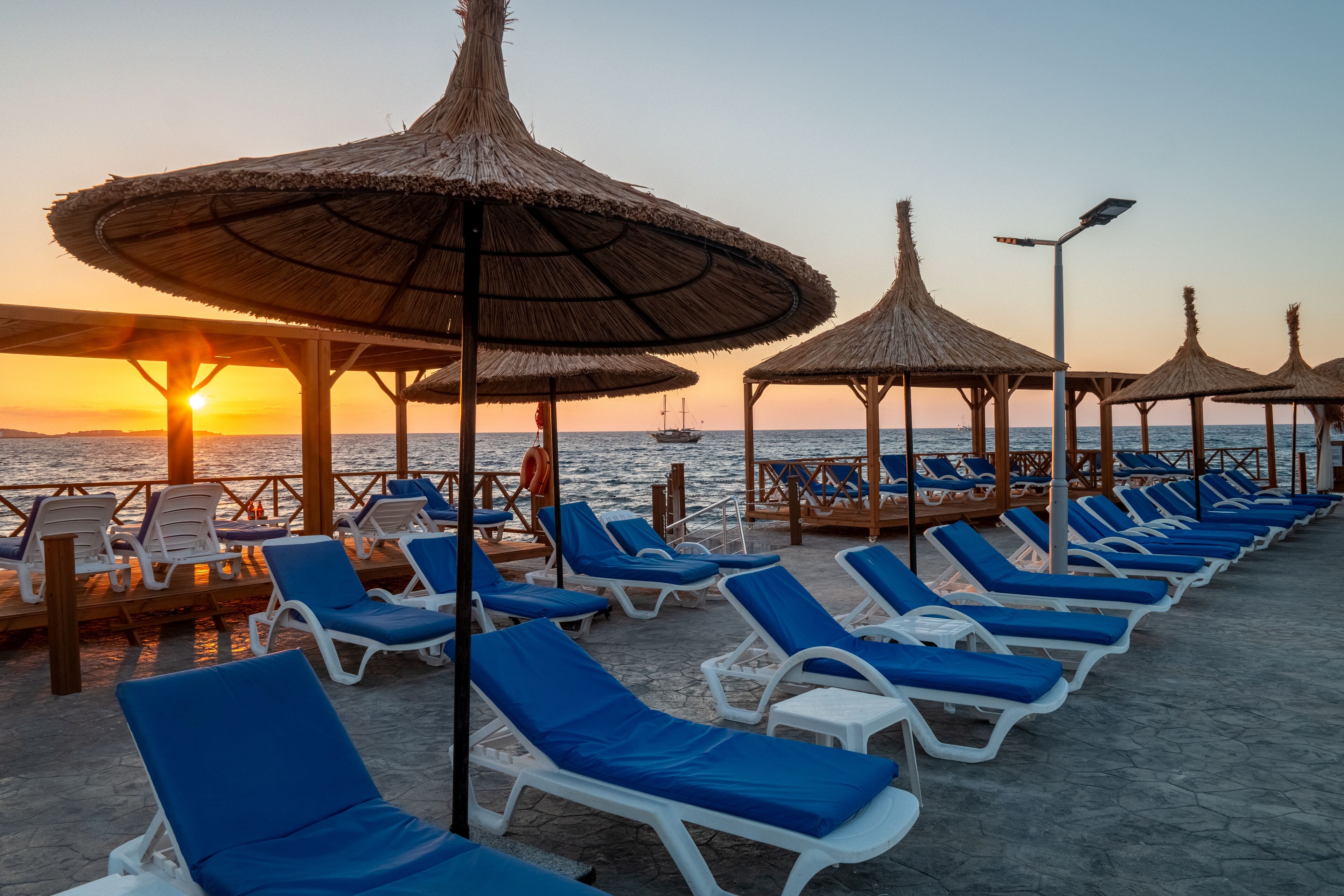 Ücretsiz plaj kabini, şezlong, plaj şemsiyesi, plaj havlusu 