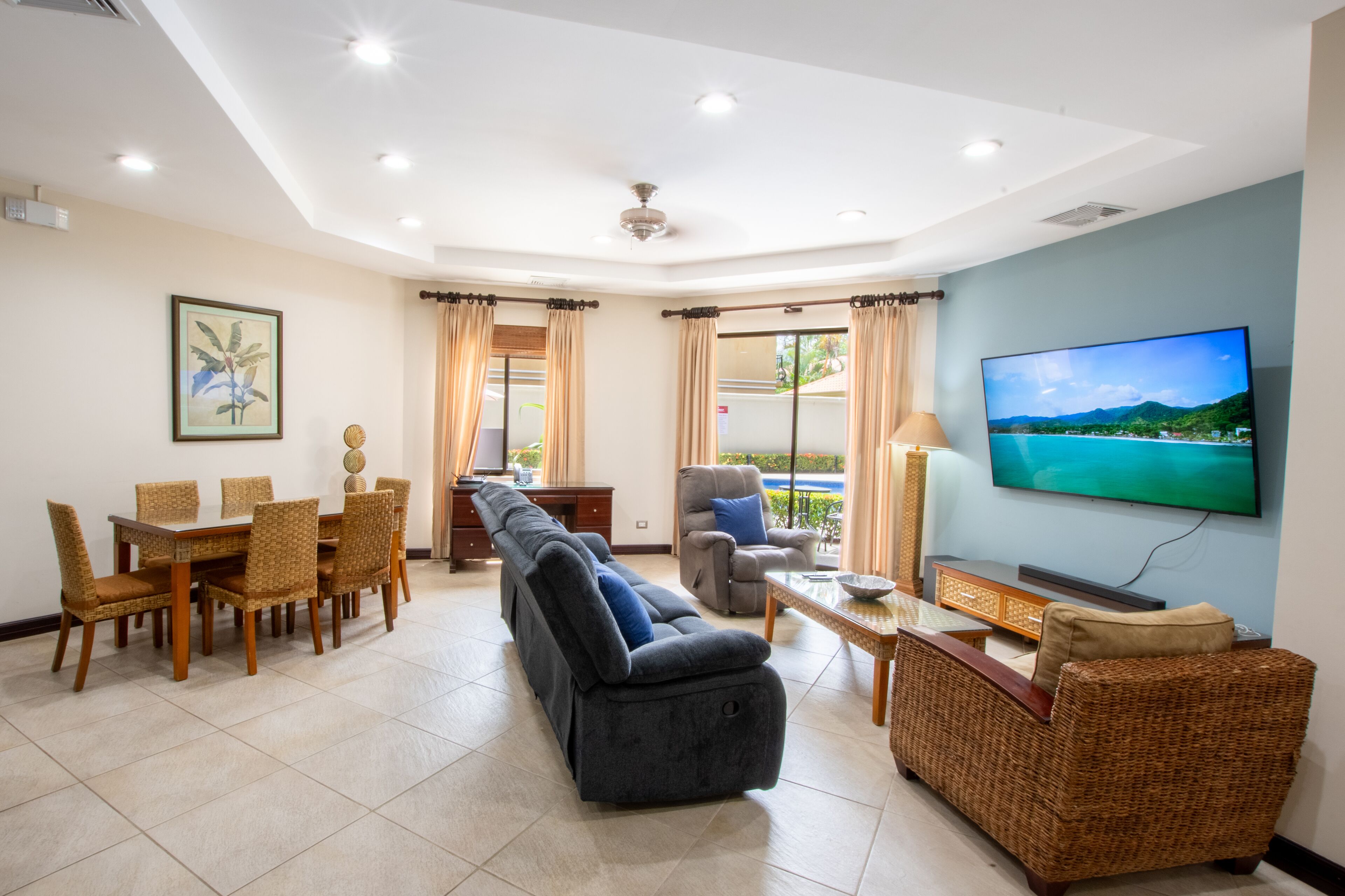 Een smart-tv en boeken