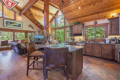 Powder Moon Luxury Home, Stunning 5 Bed 4 bath property Winter Skiing Special