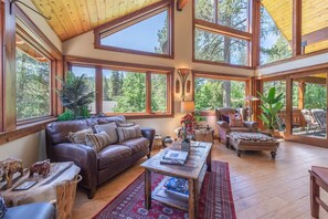 Smart TV, fireplace, DVD player, books - Powder Moon Luxury Home, Stunning 5 Bed 4 bath property Summer Special (Olympic Valley)